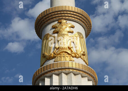 Goldene fünf vorangegangen Adler auf der Independence Monument in Aschgabat Stockfoto