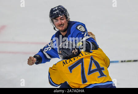 Jacksonville Eisgruben steigt vorwärts Garrett Ross (26) und Atlanta Gladiatoren defenseman Zach Malatesta (74) Kampf auf dem Eis während der dritten Periode ein echl Professional Hockey Spiel am Veterans Memorial Arena in Jacksonville, Fla., Mittwoch, Oktober 30, 2019. (Gary Lloyd McCullough/CSM) Stockfoto