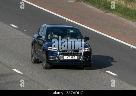 2017 Audi Q5 40 TDI quattro S-Line 5 Dr S Tronic Diesel Immobilien Fahrt auf der Autobahn M6 in der Nähe von Preston in Lancashire, Großbritannien Stockfoto