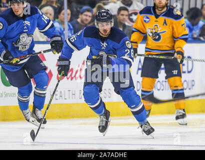 Jacksonville Eisgruben steigt vorwärts Garrett Ross (26) jagt den Puck während des zweiten Zeitraums von ein echl Professional Hockey Spiel gegen die Atlanta Gladiatoren am Veterans Memorial Arena in Jacksonville, Fla., Mittwoch, Oktober 30, 2019. (Gary Lloyd McCullough/CSM) Stockfoto