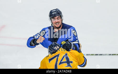 Jacksonville Eisgruben steigt vorwärts Garrett Ross (26) und Atlanta Gladiatoren defenseman Zach Malatesta (74) Kampf auf dem Eis während der dritten Periode ein echl Professional Hockey Spiel am Veterans Memorial Arena in Jacksonville, Fla., Mittwoch, Oktober 30, 2019. (Gary Lloyd McCullough/CSM) Stockfoto