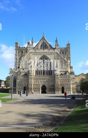 Die mittelalterliche Skulpturen des West Front Bild Bildschirm die Kathedrale von Exeter auf Cathedral Grün im Herbst Sonnenschein, in Devon, Großbritannien Stockfoto