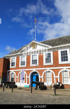 Historische Quay House, der in der kammgarn Industrie für die Speicherung in der 1680 verwendeten s, jetzt Custom House Visitor Centre, auf der Exeter Kai, in Devon, Großbritannien Stockfoto