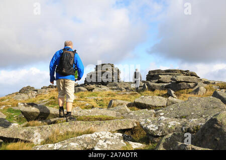 Vorbei Granit Aufschlüsse im Herbst Sonnenschein über moorlandschaften um belstone Tor, in der Nähe von Okehampton, in den Dartmoor Nationalpark, Devon, Großbritannien Stockfoto