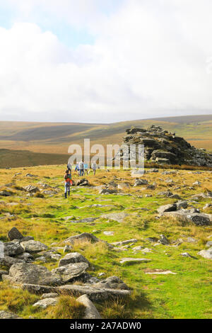 Vorbei Granit Aufschlüsse im Herbst Sonnenschein über moorlandschaften um belstone Tor, in der Nähe von Okehampton, in den Dartmoor Nationalpark, Devon, Großbritannien Stockfoto