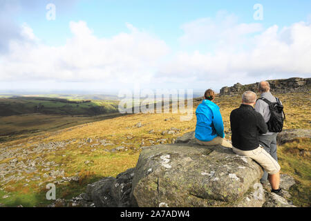 Vorbei Granit Aufschlüsse im Herbst Sonnenschein über moorlandschaften um belstone Tor, in der Nähe von Okehampton, in den Dartmoor Nationalpark, Devon, Großbritannien Stockfoto