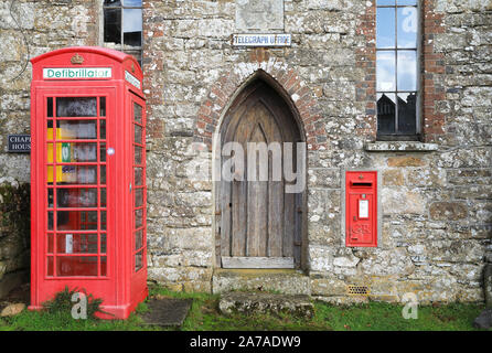 Alte Telegrafenamt, mit K6 Phone Box Defibrillator, im Dorf Belstone, in der Nähe von Okehampton, Großbritannien Stockfoto