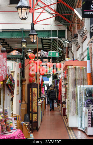 GEORGE'S STREET ARCADE, Dublin, Irland - 2. APRIL 2015: Touristen scrollen um in Georges Street Market in Dublin Stockfoto