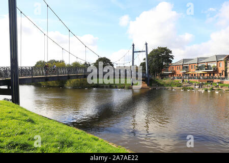Herbst Sonne auf Cricklepit Brücke über den Fluss Exe, neben der historischen Kai von Exeter in Devon, Großbritannien Stockfoto