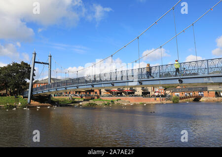 Herbst Sonne auf Cricklepit Brücke über den Fluss Exe, neben der historischen Kai von Exeter in Devon, Großbritannien Stockfoto