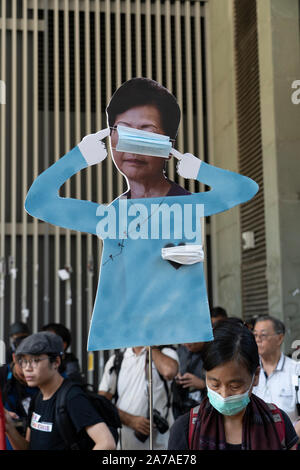 Modell der Hong Kong Chief Executive Carrie Lam mit Augenbinde und Maske durch die Demonstranten bei pro-demokratischen Protest gegen Regierungsstellen in der Admiralität Stockfoto