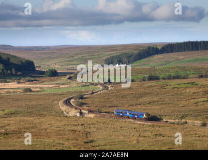 Abellio scotrail Klasse 156 Sprinter zug Wicklung über die Mauren an Drumahastie, Ayrshire, Schottland auf der Bahnstrecke nach Stranraer Stockfoto