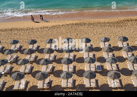 Liegestühle und Sonnenschirme am Strand an der Algarve Portugal Stockfoto