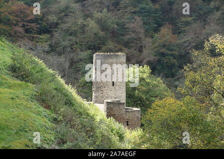 Ruinen unterhalb der Burg Eltz in der Eifel Stockfoto