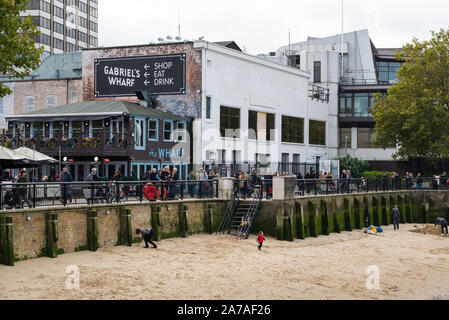 Menschen auf ein Wochenende im Gabriel's Wharf an der South Bank, London, England, Großbritannien Stockfoto