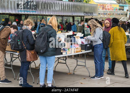 Menschen surfen die Stände an der Southbank Centre Buchmarkt, London, England, Großbritannien Stockfoto