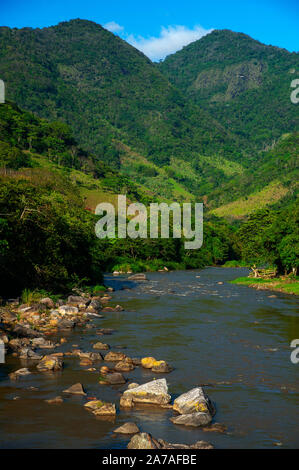 Macaé River bei Arraial do Sana, einem Ort, der Abenteuer und Naturliebhaber anzieht, Rio de Janeiro, Brasilien Stockfoto