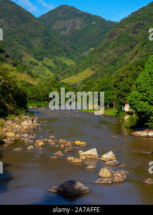 Macaé River bei Arraial do Sana, einem Ort, der Abenteuer und Naturliebhaber anzieht, Rio de Janeiro, Brasilien Stockfoto