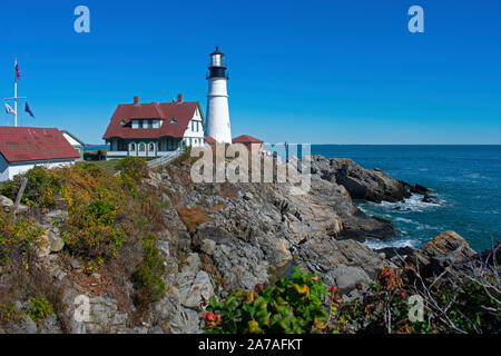 Rote überdachte Portland Head Lighthouse mit einem weißen Licht Turm von einem Felsvorsprung in Fort Williams Park in Cape Elizabeth, Maine-02 gesehen Stockfoto