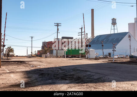 Kleine Stadt im Zentrum von Colorado wird alten, verlassenen Fabrik Stockfoto