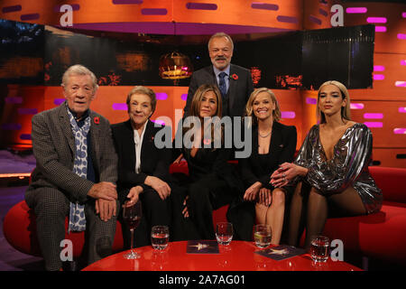 Host Graham Norton mit (sitzend von links nach rechts) Ian McKellen, Julie Andrews, Jennifer Aniston, Reese Witherspoon und Dua Lipa während der Dreharbeiten für die Graham Norton Show auf BBC Television Centre, Studioworks 6 Wood Lane, London, auf BBC One am Freitag Abend gelüftet zu werden. Stockfoto