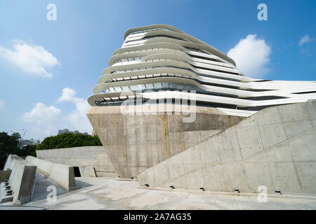 Äußere der modernen Architektur von PolyU Schule für Gestaltung Jockey Club Innovation Turm an der Hong Kong Polytechnic University, Hong Kong. Architektin Zaha Stockfoto