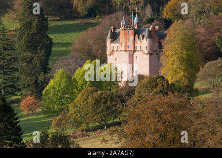 Die Farben der Bäume im Herbst in Aberdeenshire ergänzen die rosa Wände der Craigievar Castle Stockfoto