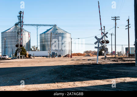 Bahnübergang in ländlichen Colorado in den frühen Morgenstunden Stockfoto