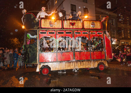 Die Stadt Cork, Cork, Irland. 31. Oktober, 2019. Tausende von Menschen stellte sich heraus, dass die jährliche Drachen von shandon Parade anzeigen zu lassen, wie es macht es durch die Straßen von Cork, die die alten keltischen Fest Samhain markiert. Kredit; David Creedon/Alamy leben Nachrichten Stockfoto