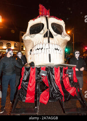 Die Stadt Cork, Cork, Irland. 31. Oktober, 2019. Tausende von Menschen stellte sich heraus, dass die jährliche Drachen von shandon Parade anzeigen zu lassen, wie es macht es durch die Straßen von Cork, die die alten keltischen Fest Samhain markiert. Kredit; David Creedon/Alamy leben Nachrichten Stockfoto