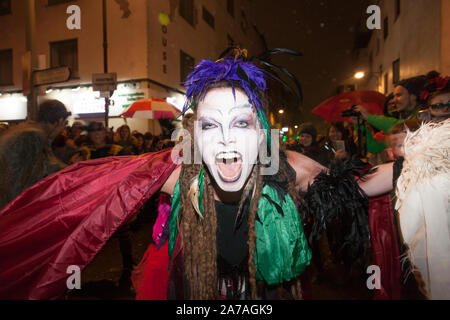 Die Stadt Cork, Cork, Irland. 31. Oktober, 2019. Tausende von Menschen stellte sich heraus, dass die jährliche Drachen von shandon Parade anzeigen zu lassen, wie es macht es durch die Straßen von Cork, die die alten keltischen Fest Samhain markiert. Kredit; David Creedon/Alamy leben Nachrichten Stockfoto