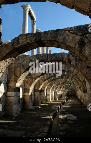 Die antike Stadt Smyrna wurde auf der anderen Seite der Bucht gegründet, in der Nähe der Ort heißt jetzt Bayrakli Izmir. Stockfoto