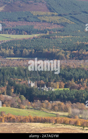 Balmoral Castle im Herbst Eingebettet in die Wälder von Royal Deeside in den Highlands von Schottland Stockfoto