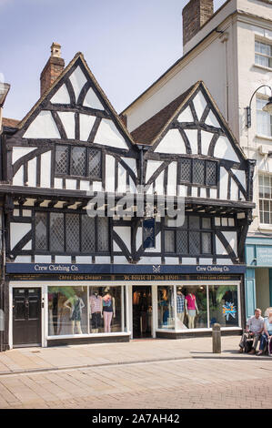 Ein altes Gebäude aus dem 15. Jahrhundert im Zentrum der Stadt in Salisbury Wiltshire England Großbritannien, jetzt als Einzelhandel Mode Shop Crew Clothing Co. verwendet Stockfoto