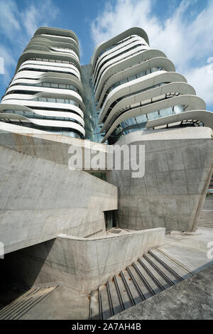 Die moderne Architektur der PolyU Schule für Gestaltung Jockey Club Innovation Turm an der Hong Kong Polytechnic University, Hong Kong. Die Architektin Zaha Hadid Stockfoto