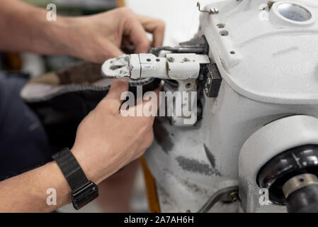 Befestigung der Einlage für gegossenen Sohlen. Schuhproduktion. Stockfoto