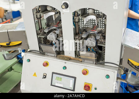 Maschine für die Bildung des vorderen Teil. Schuhherstellung. Stockfoto