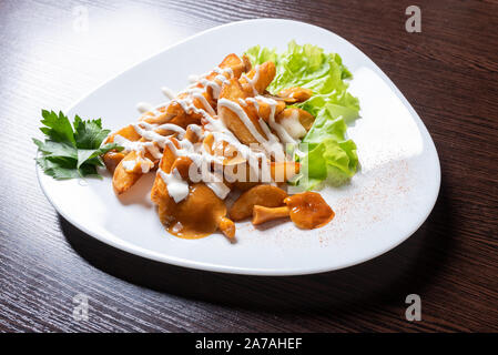 Bratkartoffeln mit Honig Pilze und Kräuter. Stockfoto