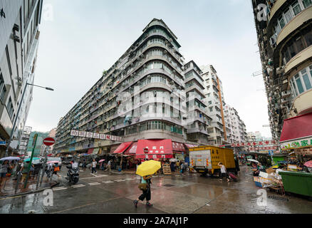 Ausblick auf die Straße und Apartment Gebäude im alten Stadtteil Shamshuipo in Kowloon, Hong Kong Stockfoto
