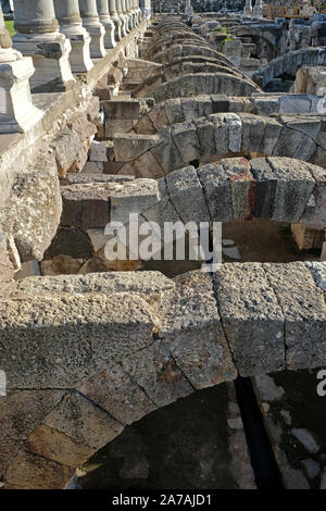 Die antike Stadt Smyrna wurde auf der anderen Seite der Bucht gegründet, in der Nähe der Ort heißt jetzt Bayrakli Izmir. Stockfoto