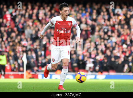 LONDON, ENGLAND - Dezember 22, 2018: Mesut Ozil von Arsenal dargestellt während der 2018/19 Premier League Spiel zwischen Arsenal FC und Burnley FC im Emirates Stadion. Stockfoto