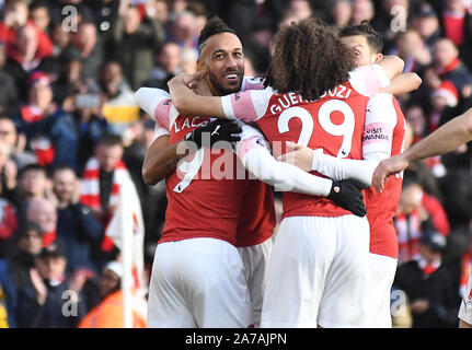 LONDON, ENGLAND - Dezember 22, 2018: Pierre-Emerick Aubameyang von Arsenal feiert nach mit seinen Mannschaftskameraden er sein zweites Ziel während der 2018/19 Premier League Spiel zwischen Arsenal FC und Burnley FC im Emirates Stadion gezählt. Stockfoto