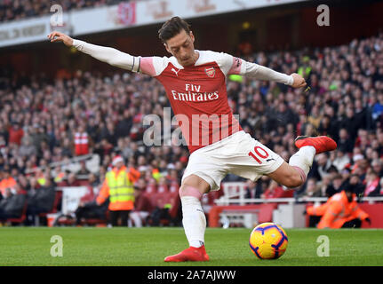 LONDON, ENGLAND - Dezember 22, 2018: Mesut Ozil von Arsenal dargestellt während der 2018/19 Premier League Spiel zwischen Arsenal FC und Burnley FC im Emirates Stadion. Stockfoto