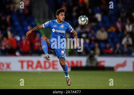 Coliseum Alfonso Perez, Madrid, Spanien. 31 Okt, 2019. La Liga, Club Getafe Club de Futbol versus Granada Club de Futbol; Damian Suarez (Getafe CF) steuert den hohen Ball - Redaktionelle Verwendung Credit: Aktion plus Sport/Alamy leben Nachrichten Stockfoto