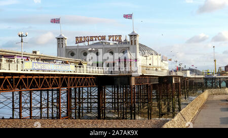 BRIGHTON, ENGLAND - Oktober, 4 2017: ein niedriger Betrachtungswinkel und der Pier von Brighton in Südengland Stockfoto