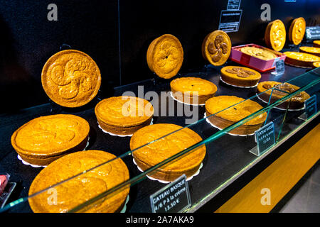 Eine Auswahl von Kirschtorte baskischen Kuchen im Maison Adam in Biarritz, Frankreich Stockfoto