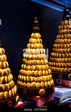 Ein Turm der Baskischen macarons im Maison Adam in Biarritz, Frankreich Stockfoto