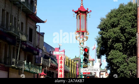 SAN FRANCISCO, Ca, VEREINIGTE STAATEN VON AMERIKA - Oktober, 27, 2017: California street sign und Laterne in Chinatown Stockfoto