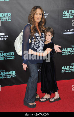 LOS ANGELES, Ca - 6. OKTOBER 2014: Tia Carrere & Tochter Bianca Wakelin bei der Weltpremiere von "Alexander und schrecklich, schrecklich, keine guten, sehr schlechten Tag" am El Capitan Theatre, Hollywood. © 2014 Paul Smith/Featureflash Stockfoto