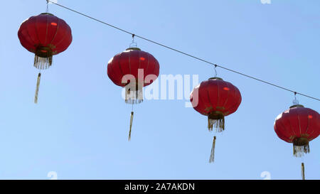 Chinesische Laternen über eine Straße in Chinatown von San Francisco Stockfoto